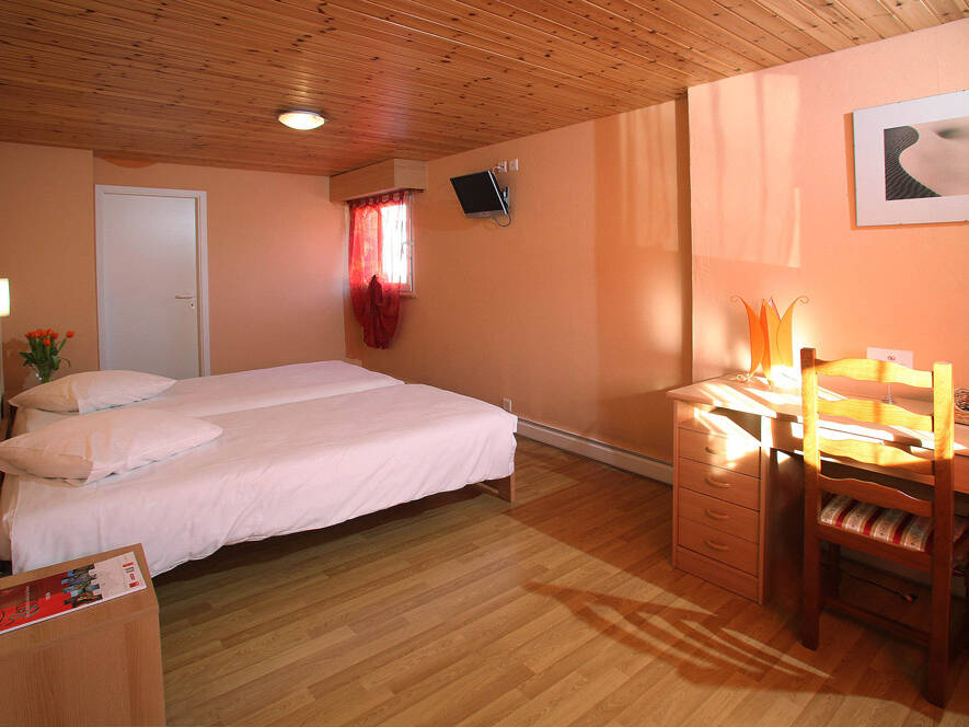 Chambre « Côté parking » à deux lits - motel 13 étoiles - St-Léonard - Valais Suisse